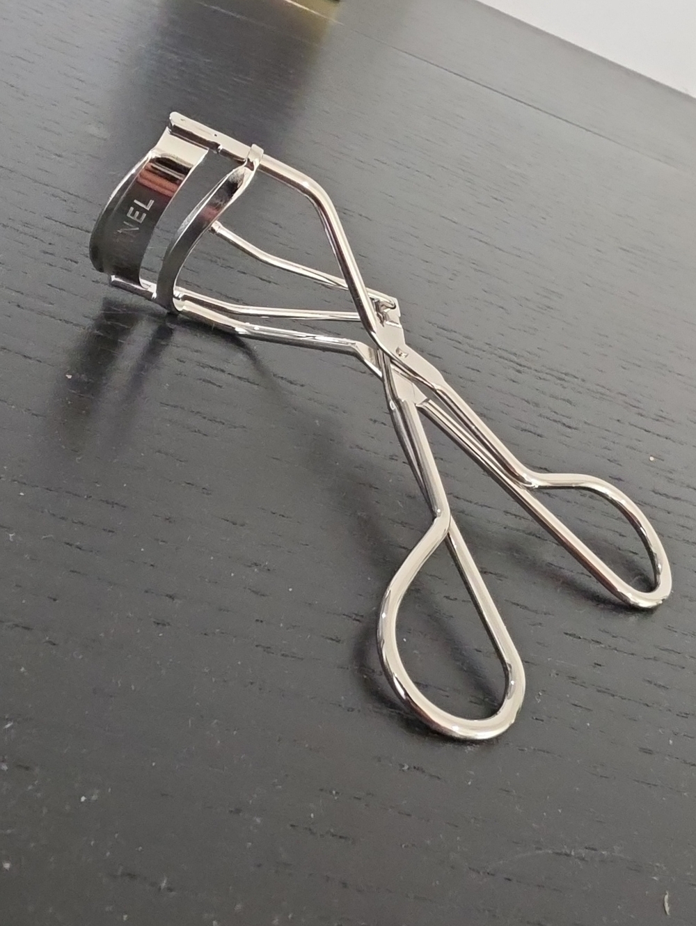 New Chanel Silver Eyelash Curler - Picture 2 of 4